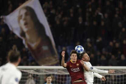 El defensa del Real Madrid, Sergio Ramos, y el delantero de la Roma, Patrik Schick, saltan para cabecear el balón, en una acción del partido.