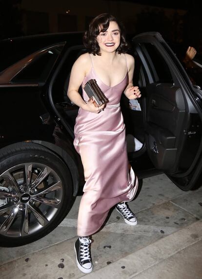 Aunque no lo parezca, esta joven arreglada pero juvenil es Maisie Williams. La actriz que da vida a la guerrera Arya Stark no tuvo problemas en combinar un elegante vestido de raso con unas deportivas Converse.