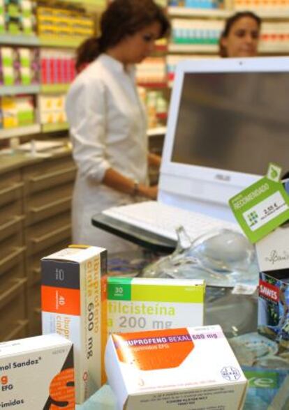 Envases de ibuprofeno junto a otros analgésicos en una farmacia de San Sebastián.