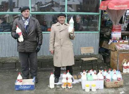 Vendedores de leche en el mercado de Mitrovica Sur, en Kosovo.