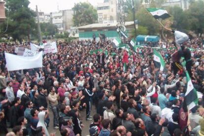 Manifestación de protesta contra el régimen sirio en Homs, tras la plegaria del viernes.