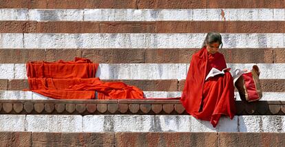 Varanasi es una fuente inagotable de asombrosas y bellas imágenes. Nunca sabré si esta mujer necesitó mucho tiempo para colocar estratégicamente así su sari o fue fruto del azar