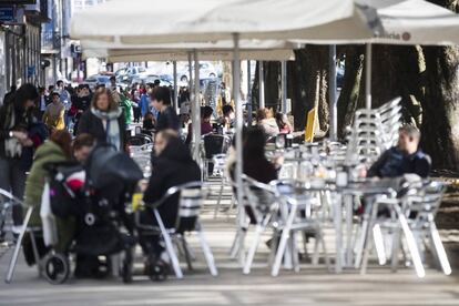 Ambiente en las terrazas de Ferrol durante la jornada electoral catalana.