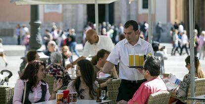 Un camarero en una cafeteria tur&iacute;stica de Valencia. 