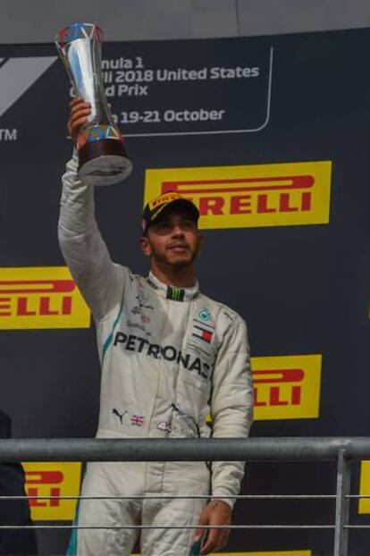 Lewis Hamilton, sostiene su trofeo por el tercer puesto en el Grand Prix de Estados Unidos, el pasado domingo.