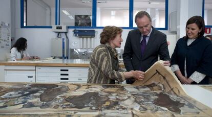 Alberto Fabra y María José Català, en el Instituto Valenciano de Conservación y Restauración.