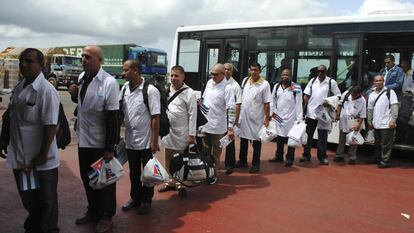 M&eacute;dicos cubanos aterrizan en Liberia en 2014 para combatir la epidemia de &eacute;bola.  