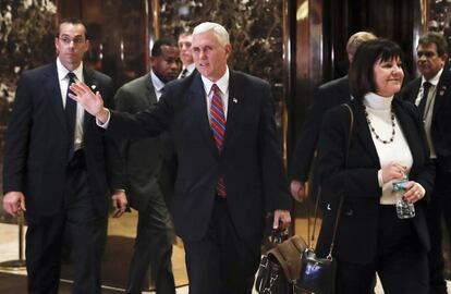 El futuro vicepresidente de EE UU, Mike Pence, tras reunirse con Trump.