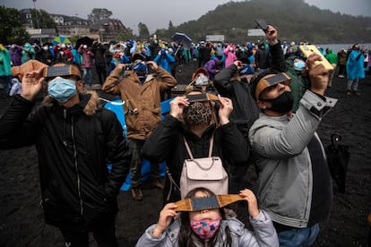 Cada año hay dos eclipses de sol provocados por el cruce de la órbita de la luna sobre la tierra, pero solo es total si se alinean de forma perfecta para bloquear por completo la luz del sol.