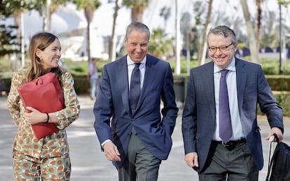 El expresidente de la Generalita y exministro Eduardo Zaplana, en el centro, a su llegada este martes a la Ciudad de la Justicia de Valencia a una nueva vista del 'caso Erial'.