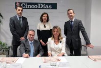De pie: Mario Barros, socio de Uría Menéndez abogados; Charo Gómez, directora de Estudio de Comunicación; Antonio Fernández Aguado, director de recursos humanos de Famosa y miembro de Aedipe. Sentados: Martín Godino, socio director de Sagardoy Abogados; y Pilar Cavero, socia de Cuatrecasas Gonçalves Pereira.
