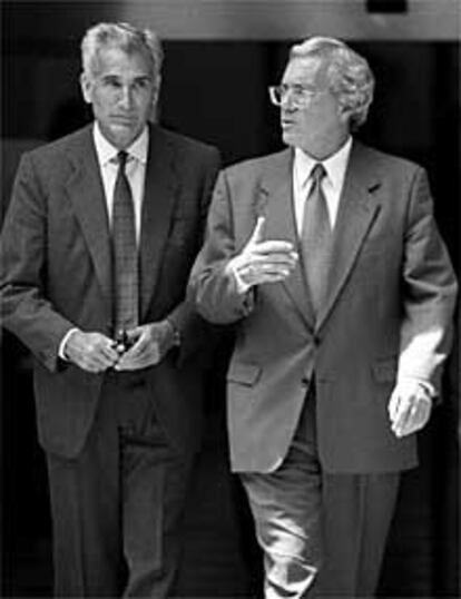 Rafael Vera y José Barrionuevo, a la salida del Tribunal Supremo.