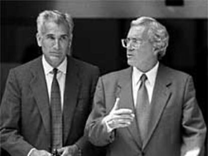 Rafael Vera y José Barrionuevo, a la salida del Tribunal Supremo.