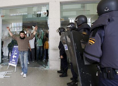 Efectivos de la Policía Nacional saca a un grupo de trabajadores que accedió a la Estación Marítima de Vigo para llegar hasta un crucero dentro de las movilizaciones en la sexta jornada de huelga del metal en Vigo.