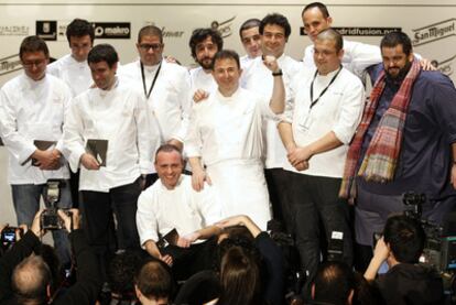 Berasategui (en el centro), rodeado por cocineros que en su día fueron sus alumnos, en el homenaje de ayer en Madrid.