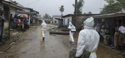 Un equipo de emergencias en el mercado de Duwala (Liberia).