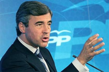 El secretario general del PP, Ángel Acebes, durante la conferencia de prensa.