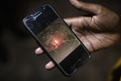 Jean Hauli tiene en su teléfono imágenes de la quema de su padre que alguien le mandó. Los crímenes relacionados con la brujería son especialmente frecuentes en India, Papúa Nueva Guinea y África subsahariana, y las víctimas son, en su mayoría, ancianas, niños y personas con albinismo.