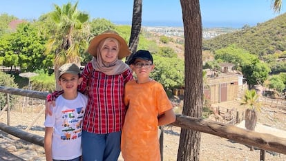 Doaa Ulyan, con sus hijos Abdullah (izquierda) y Rezeq, en Málaga, en 2022, en una imagen cedida.