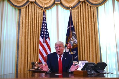 O presidente Donald Trump conversa com a imprensa sobre a possibilidade de fabricação de vacinas por empresas americanas.