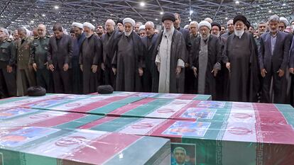 El líder supremo de Irán, ayatolá Alí Jameneí, durante el funeral por el presidente Ebrahim Raisi y los miembros de su séquito, el 22 de mayo de 2024.
