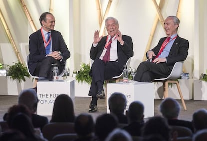 Desde la izquierda, Miguel Albero, Mario Vargas Llosa y Luis Alberto de Cuenca.