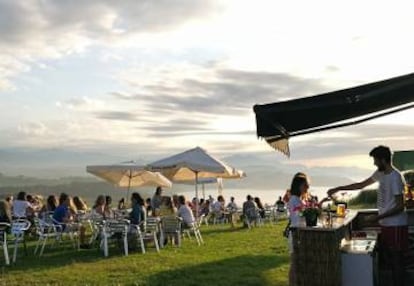 La terraza de el Rayo Verde, en Gerra (Cantabria).