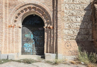 Pórtico de la ermita, de tipo mozárabe, con la puerta y las paredes pintadas con grafitis.