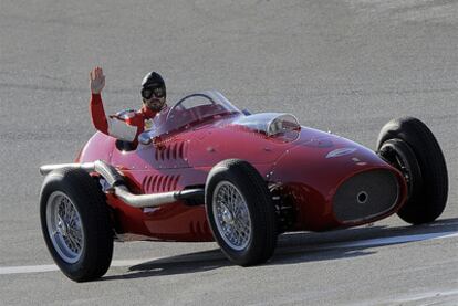 Fernando Alonso pilota un modelo clásico de Ferrari en el circuito de Cheste.