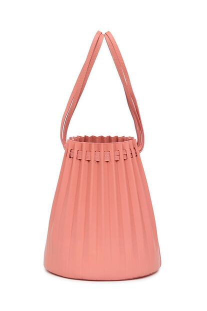 Bolso de piel de MANSUR GAVRIEL (720 euros).