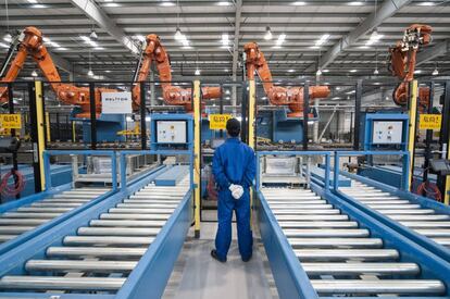 Un operario observa los robots de la fábrica de Gestamp en Kunshan, China.