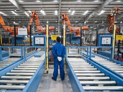 Un operario observa los robots de la f&aacute;brica de Gestamp en Kunshan, China. 