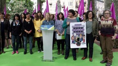 Aintzane Ibaibarriaga, en el atril, rodeada de mujeres este jueves en Bilbao. 