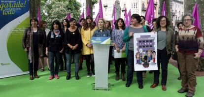 Aintzane Ibaibarriaga, en el atril, rodeada de mujeres este jueves en Bilbao. 