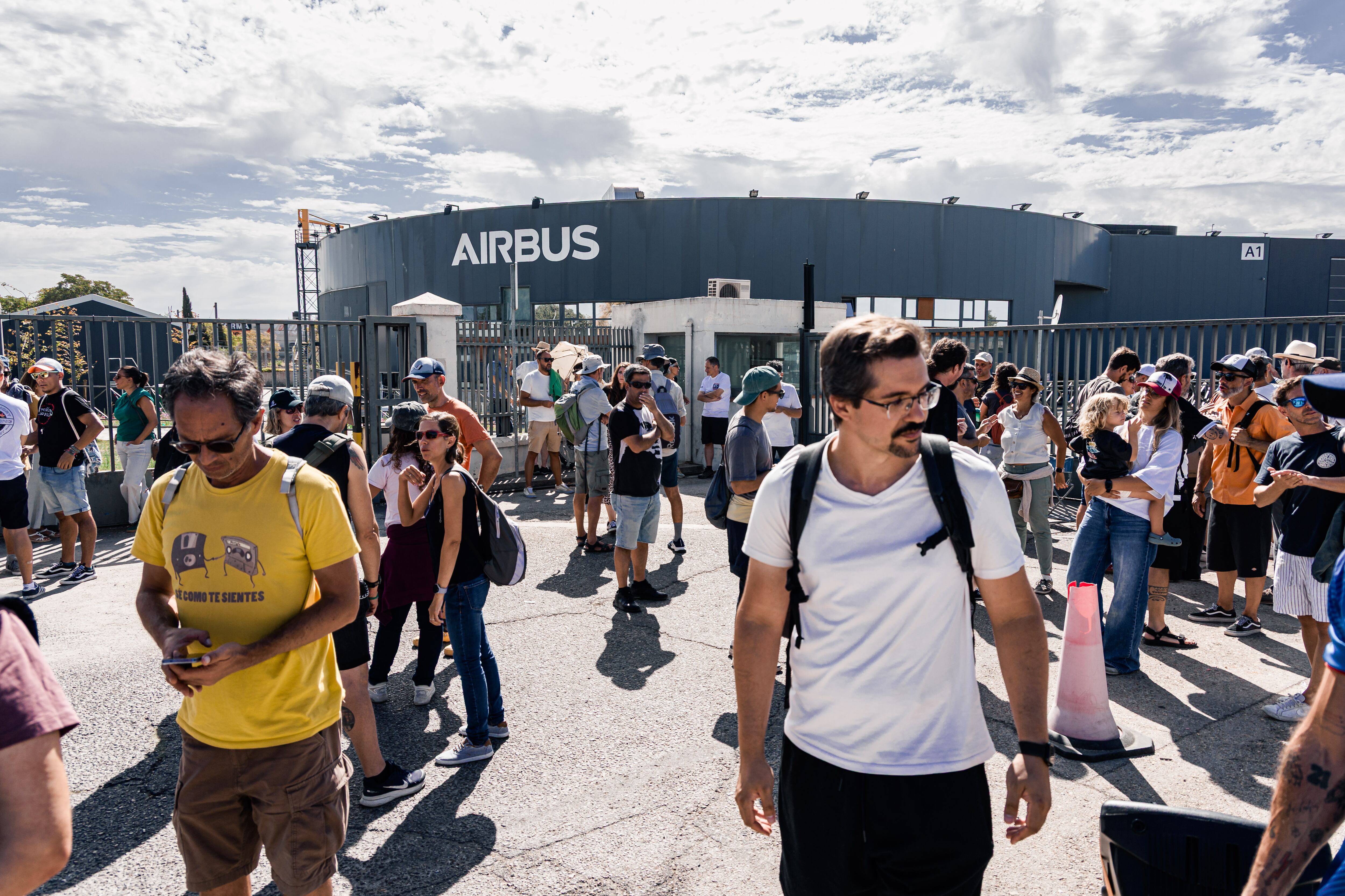 Numerosas personas durante la segunda jornada de huelga indefinida de empleados de Airbus, este miércoles, en Getafe, Madrid (España).
