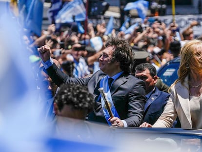 El presidente argentino, Javier Milei, y su hermana, Karina, se dirigen a la Casa Rosada.