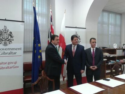 Aitor Esteban, a la izquierda, y Fabian Picardo se saludan durante su encuentro en Gibraltar.