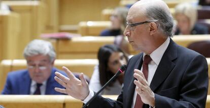 El ministro de Hacienda, Cristóbal Montoro, durante su intervención en la sesión del control al Gobierno celebrada esta tarde en el Senado.