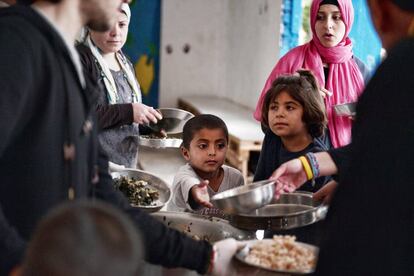 Reparto de comida en el campo de refugiados procedentes de Siria de Ritsona (Grecia)