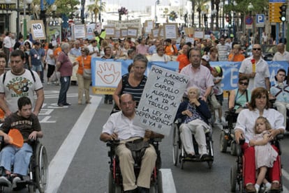 Asistentes a la manifestación por los retrasos de la Ley de Dependencia, ayer, en Alicante.