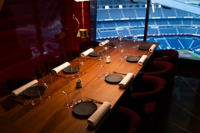 Mesa de KŌ by 99 Sushi Bar, con vistas al campo del Santiago Bernabéu.