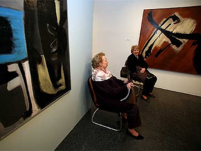 La viuda de Gérard Schneider, Loïs, (al fondo) y la hija del primer matrimonio del artista, Janine, ayer, en la exposición del pintor en Bilbao.