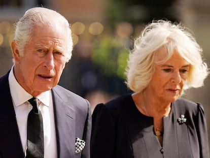 Carlos III y la reina consorte, Camila, llegaban el martes al castillo de Hillsborough, en Belfast.