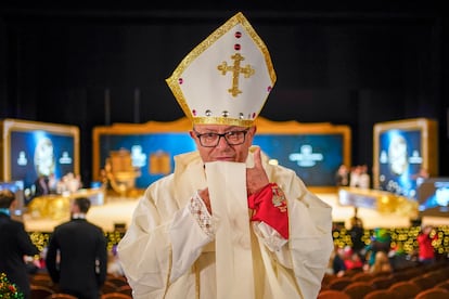 Un hombre disfrazado de Papa, habitual cada año del Sorteo de Navidad.