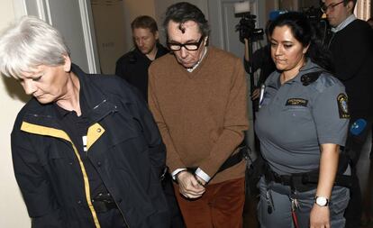Jean-Claude Arnault (centro) sale del tribunal de apelación, tras el primer día del juicio, el 12 de noviembre, en Estocolmo.  