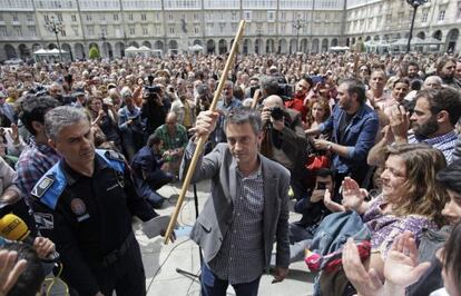El nuevo alcalde de A Coruña y líder de la Marea Atlántica, Xulio Ferreiro, sostiene el bastón tras ser proclamado regidor.