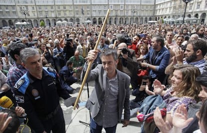 El nuevo alcalde de A Coruña y líder de la Marea Atlántica, Xulio Ferreiro, sostiene el bastón tras ser proclamado regidor.