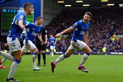 James Tarkowski celebra el gol de la victoria en el partido entre el Everton y el Arsenal, en Goodison Park este sábado.