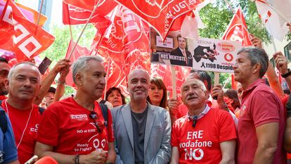 El secretario general de CC.OO, Unai Sordo (3i) y el secretario general de UGT, Pepe Álvarez (4i), durante la protesta de los trabajadores de Vodafone.