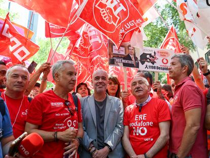 El secretario general de CC.OO, Unai Sordo (3i) y el secretario general de UGT, Pepe Álvarez (4i), durante la protesta de los trabajadores de Vodafone.